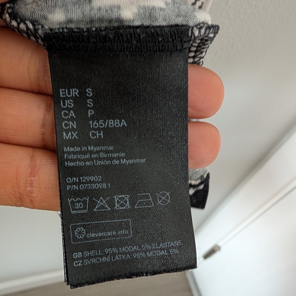 H&M Black and White Houndstooth Fitted Long Sleeve Blouse - Picture 4 of 4